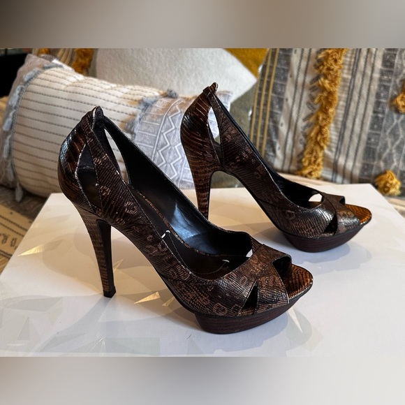 ✅2 for $50✅ 
BCBGMAXAZRIA Pump - GUC 6M. - Picture 2 of 4